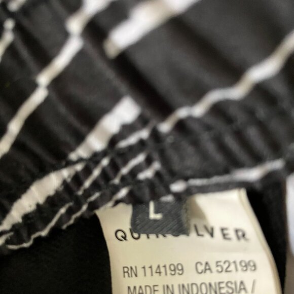 Quicksilver Mens Beach Volley Shorts Size Large 3 Pockets Retro Geometric Style. - Picture 13 of 13